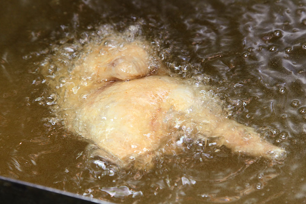 鶏料理 鳥安　鶏の半身揚げ