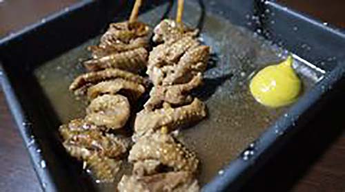 『味噌と煮込 MARU（まる）』鶏皮串の味噌煮込み