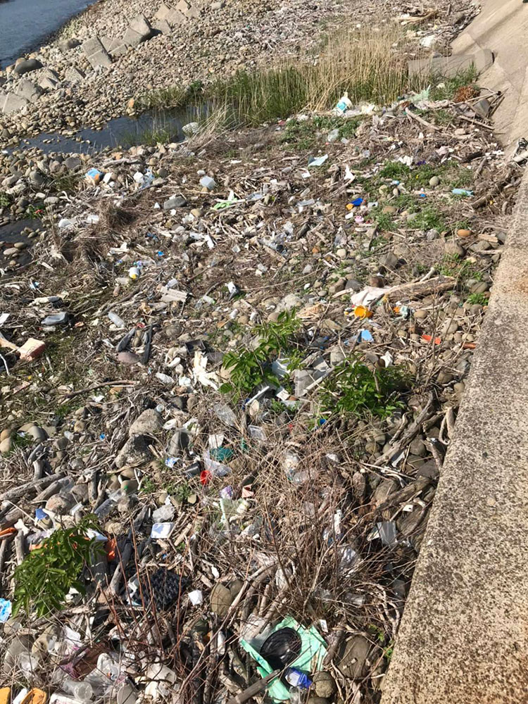 『清掃中 上越編』海岸のゴミのイメージ