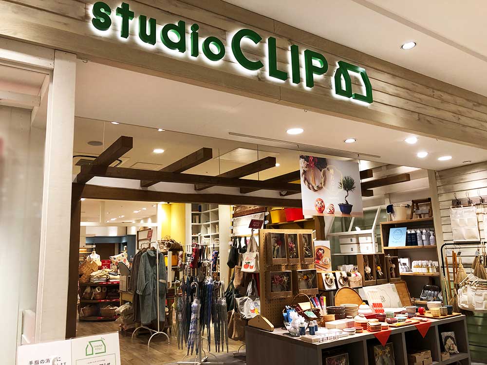 『studio CLIP（スタディオクリップ）ラブラ万代店』外観