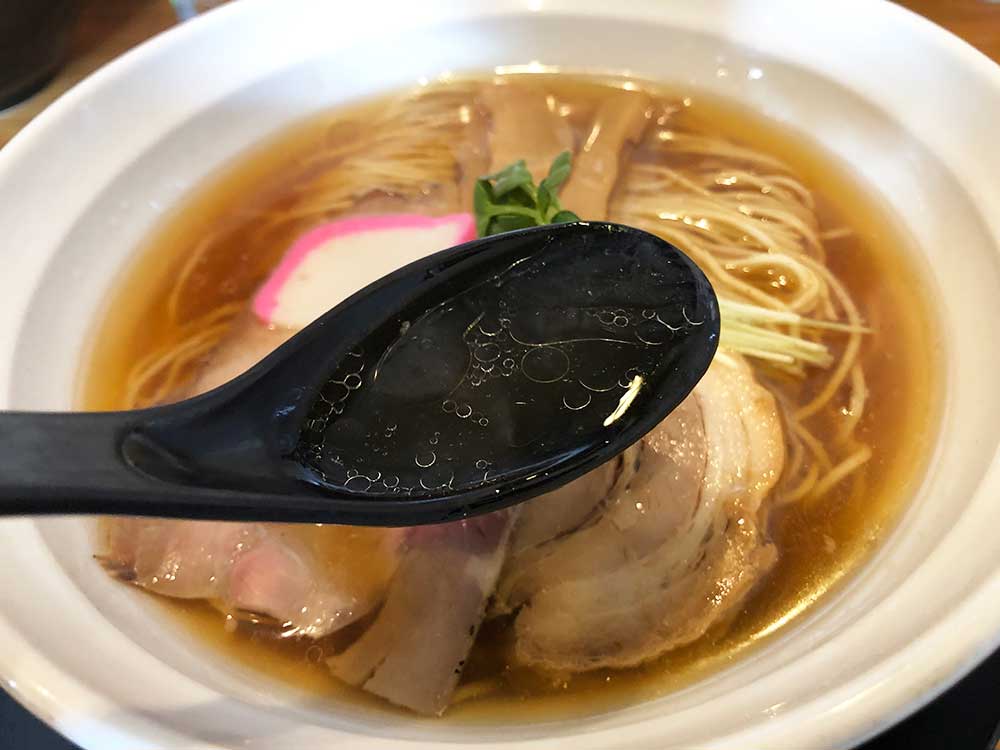 『SHINASOBA颯々樹SASAKI』琥珀重ね醤油そば　スープ