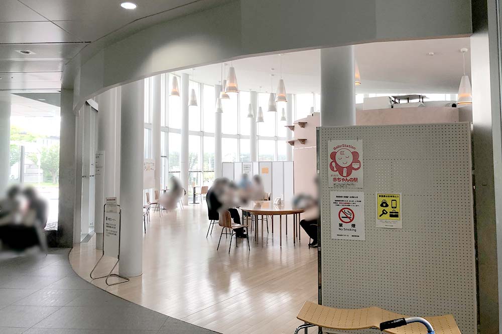 「新潟市立中央図書館（ほんぽーと）」カフェスペース