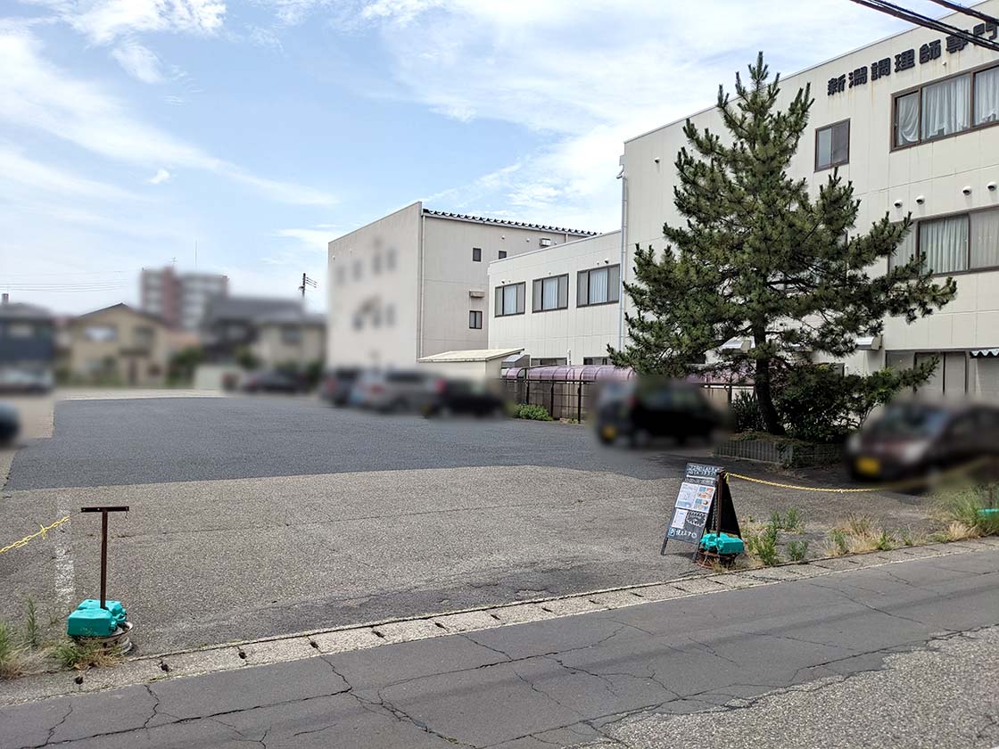 『JIRO CAFE』新潟調理師専門学校　駐車場