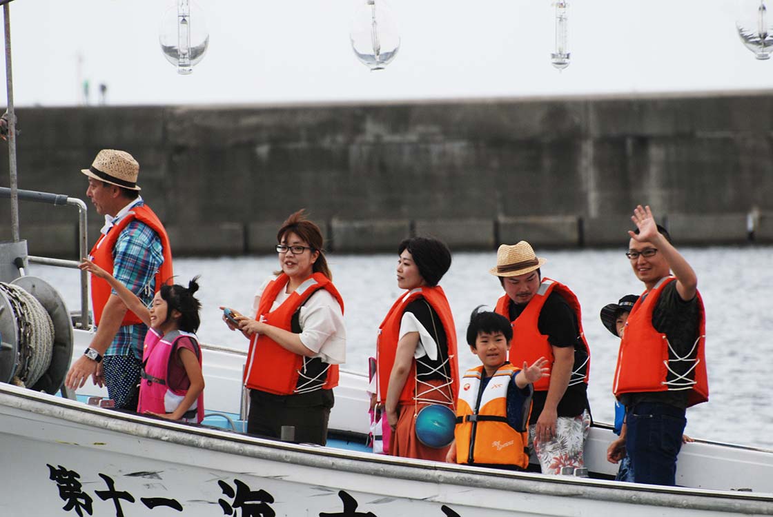 南浜朝市特別企画『魚と漁師と遊ぼう』漁船乗船体験