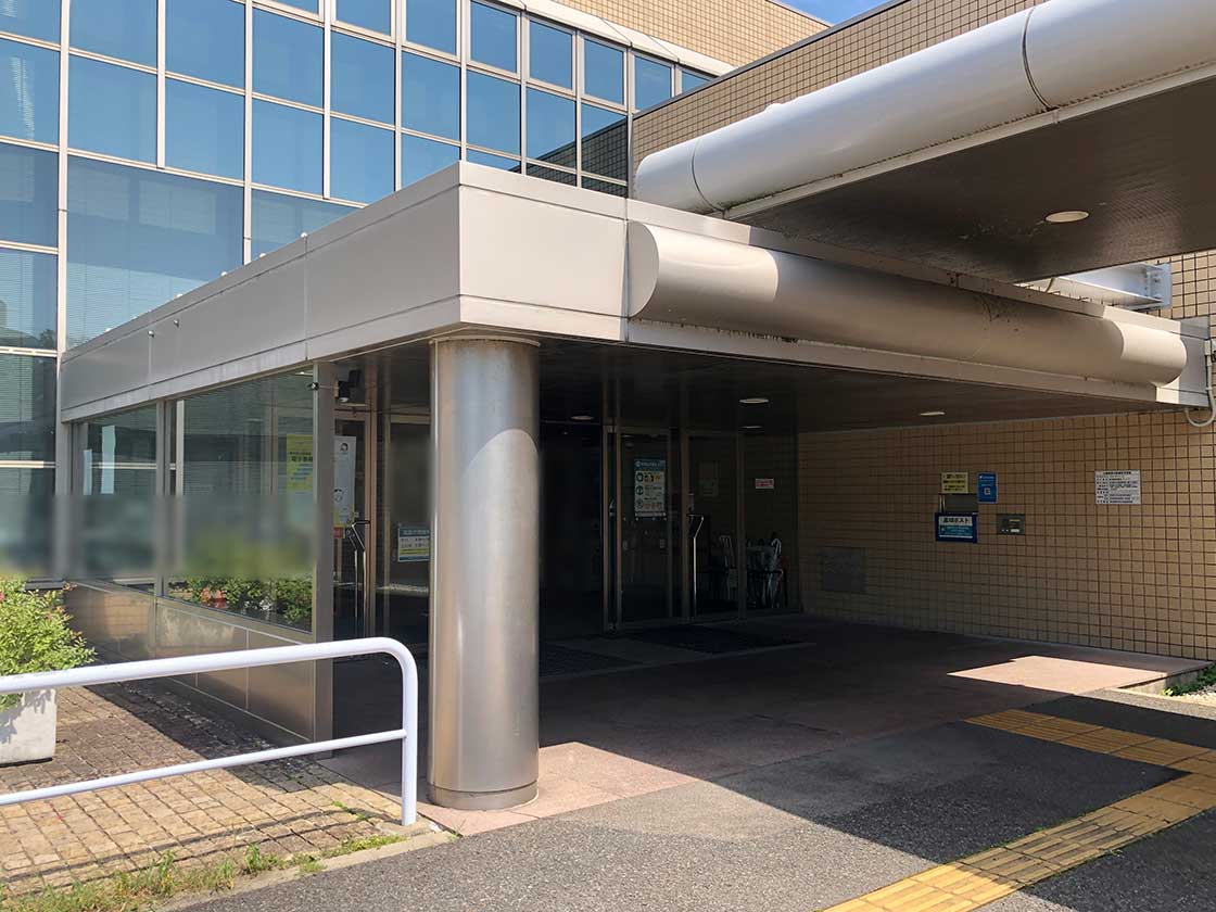 「新潟県立図書館」入口