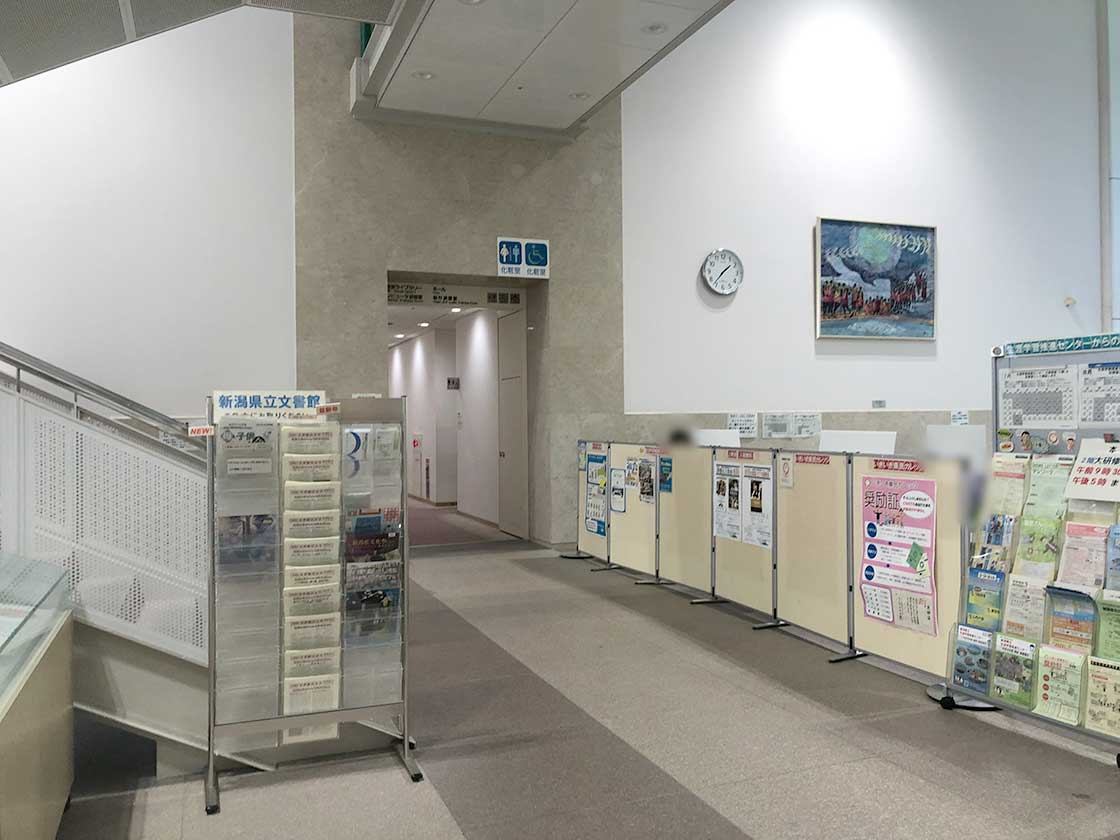 「新潟県立図書館」廊下