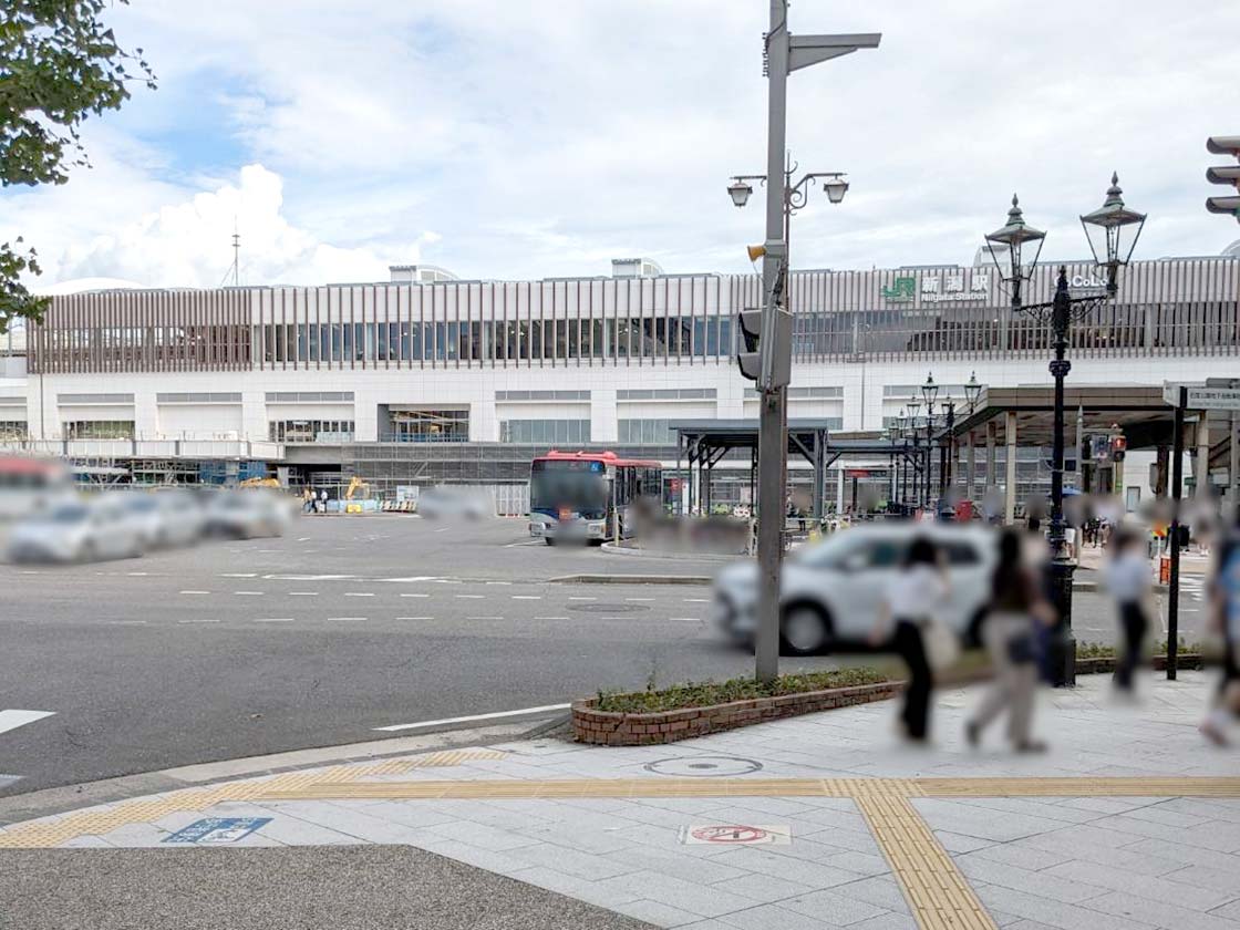 エアーズカフェ　新潟駅を背に。