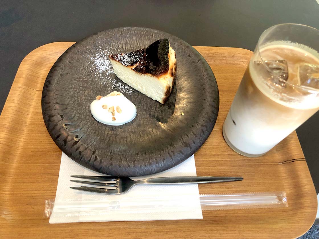 バスクチーズケーキとカフェオレ