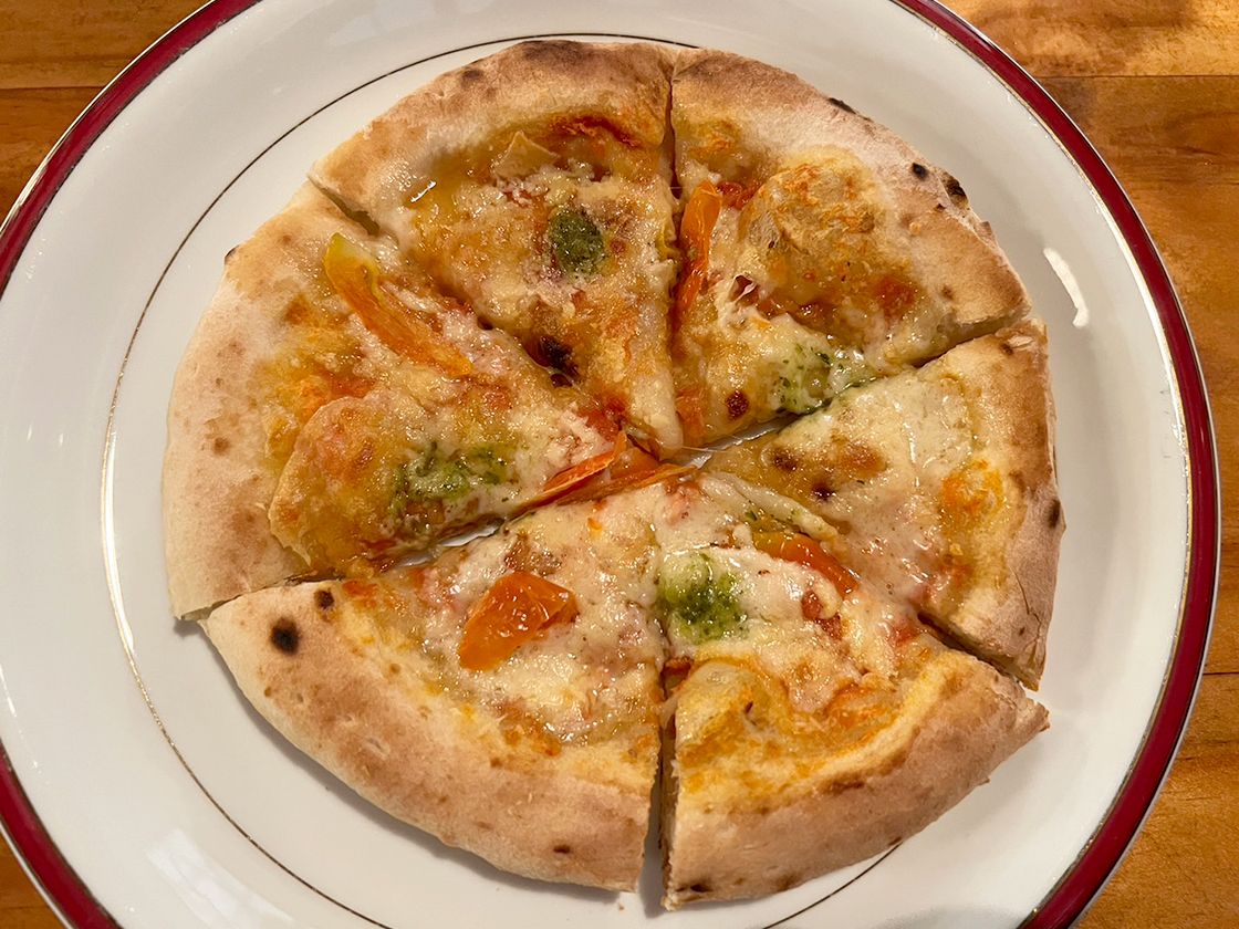 夕食堂_ トマトとバジルのピザ