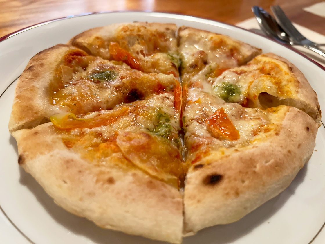 夕食堂_ 魚介トマトとバジルのピザ