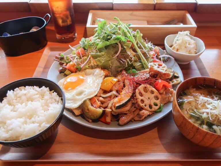 Kitchen and Cafe ほうき星_彩り野菜と豚肉のオイスター炒め定食