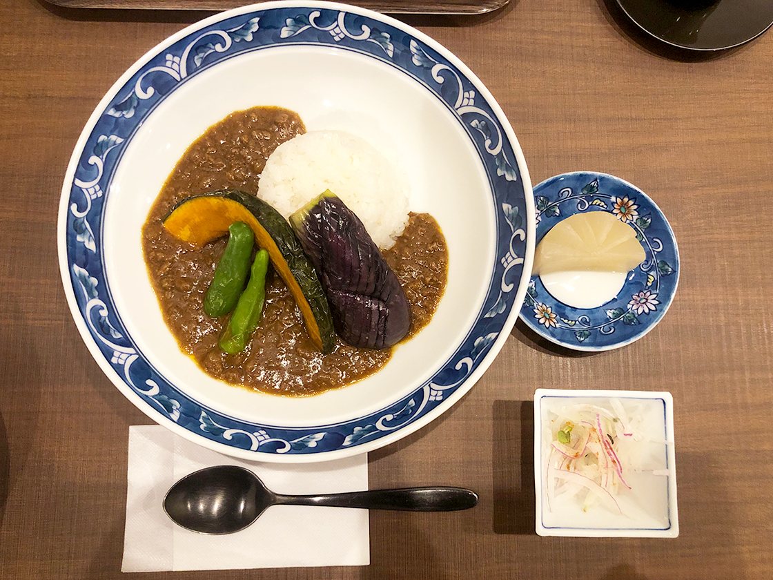 米樂新潟_野菜のせ米樂の和牛咖喱