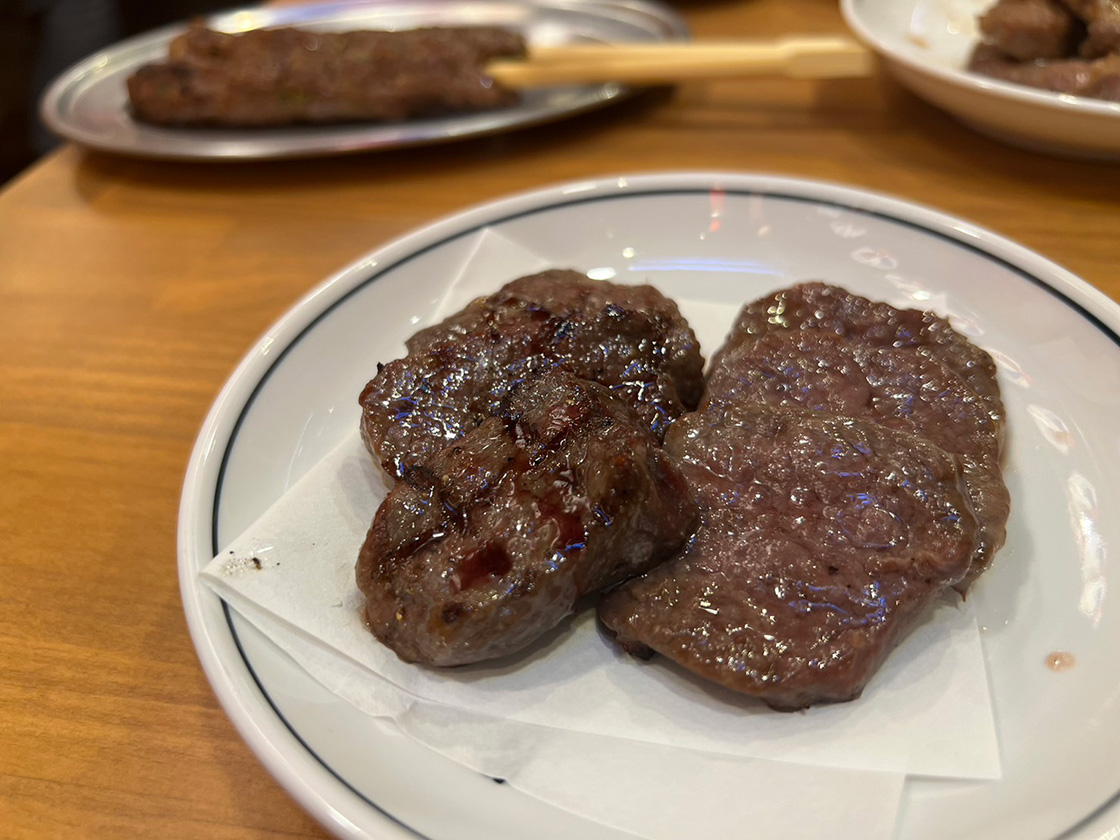 ニクノコトブキ_鹿肉の炭火焼(605円)・猪肉の炭火焼(638円)