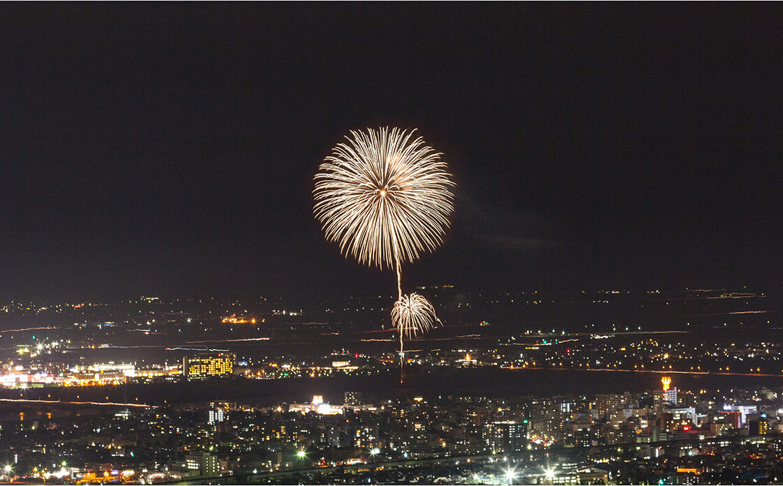 鎮魂と世界平和の祈りを夜空へ