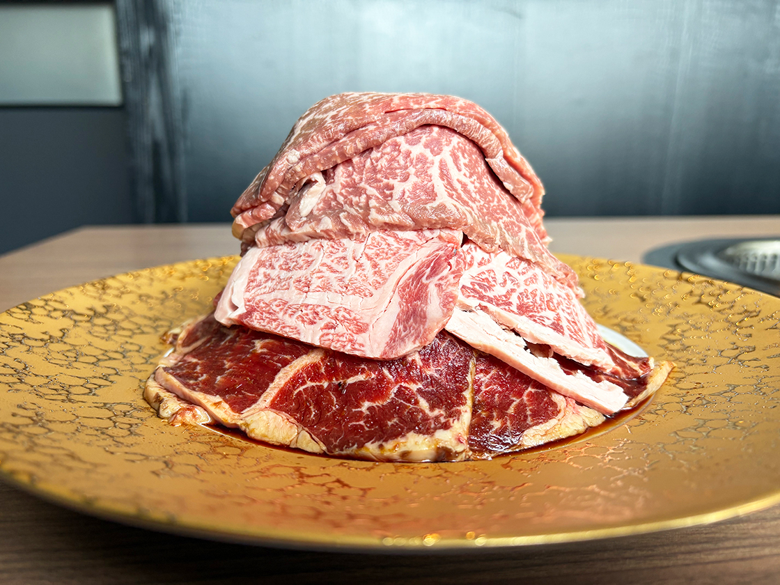 焼肉 肉の山_食べ放題の肉の山
