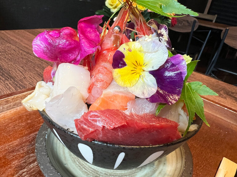 びすとろ俺めし_川東産コシヒカリと本日の厳選鮮魚のばららしこぼれ丼定食