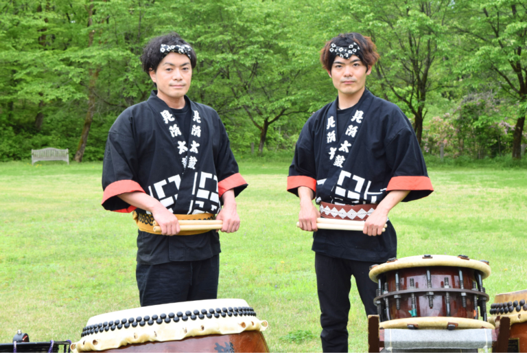 越後見附太鼓の澁谷貴之さんと髙橋楓さん