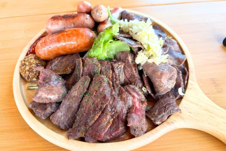 やすらぎガーデン2025の料理(牛ハラミグリルステーキと豚タン塩焼き・ソーセージの盛り合わせ)