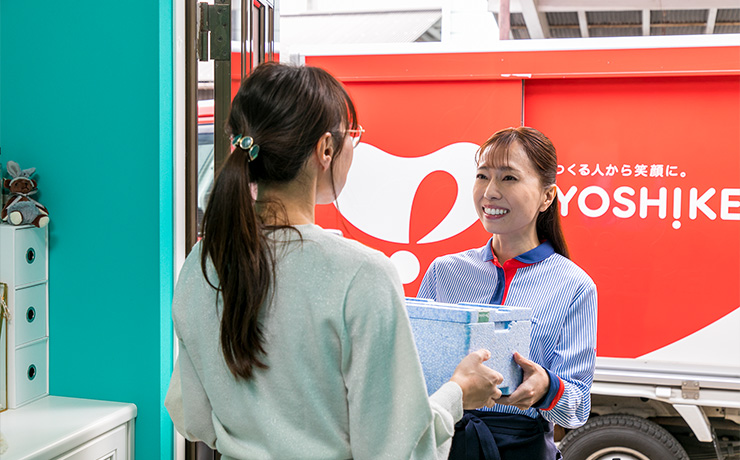 ヨシケイ新潟の配達員さんがミールキットを配達する様子