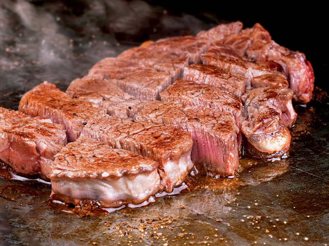 ホテルイタリア軒のお盆バイキングで提供される「サーロインステーキ」