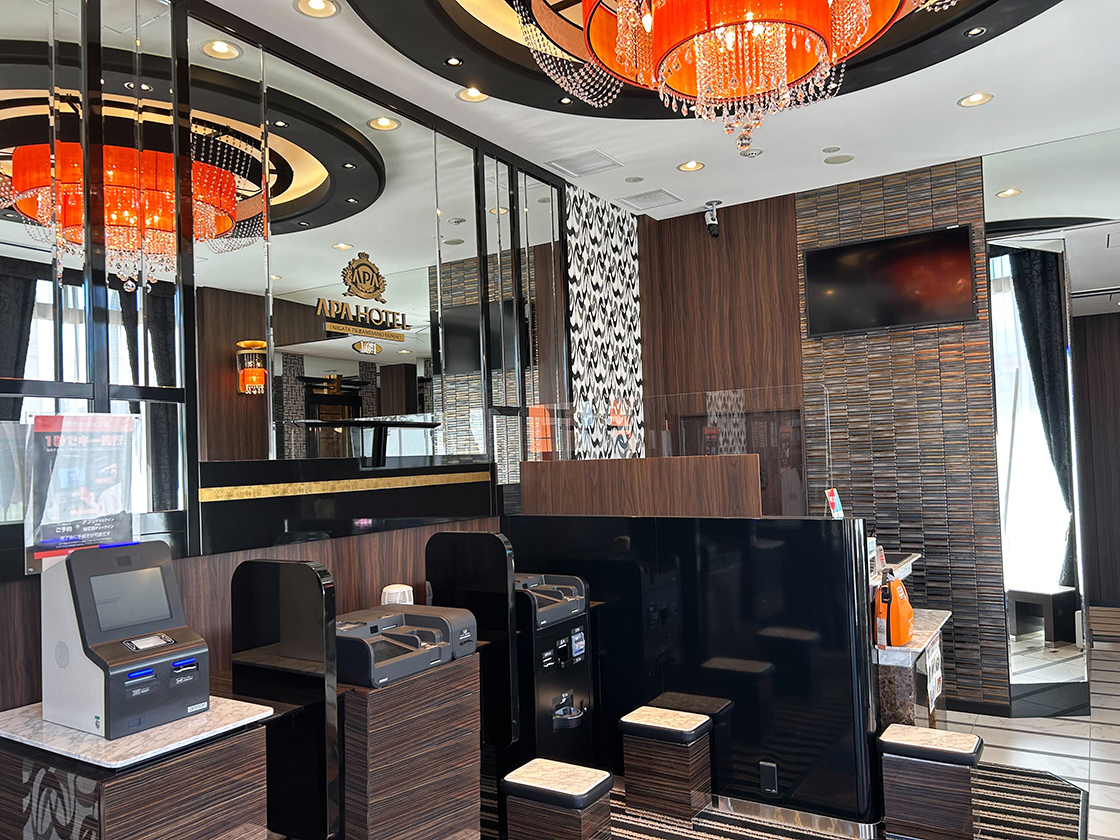 アパホテル〈新潟 燕三条駅前〉の本館フロント
