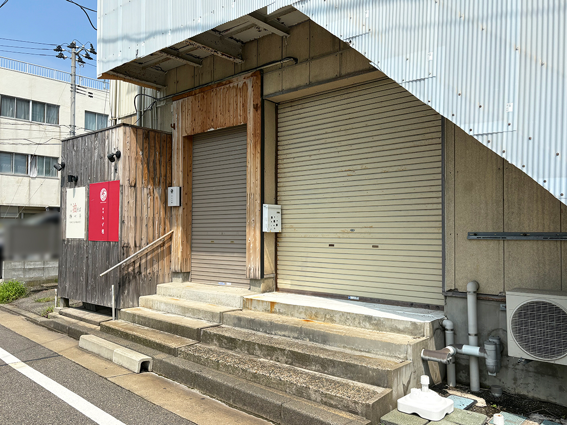 新潟油そば 柿川亭 白山市場店の外観