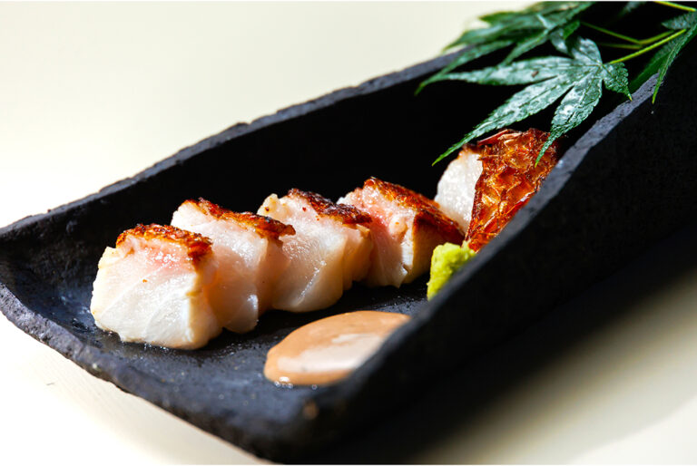 料亭 能登新／のどぐろ「美宝」コース〈松笠焼霜作り〉