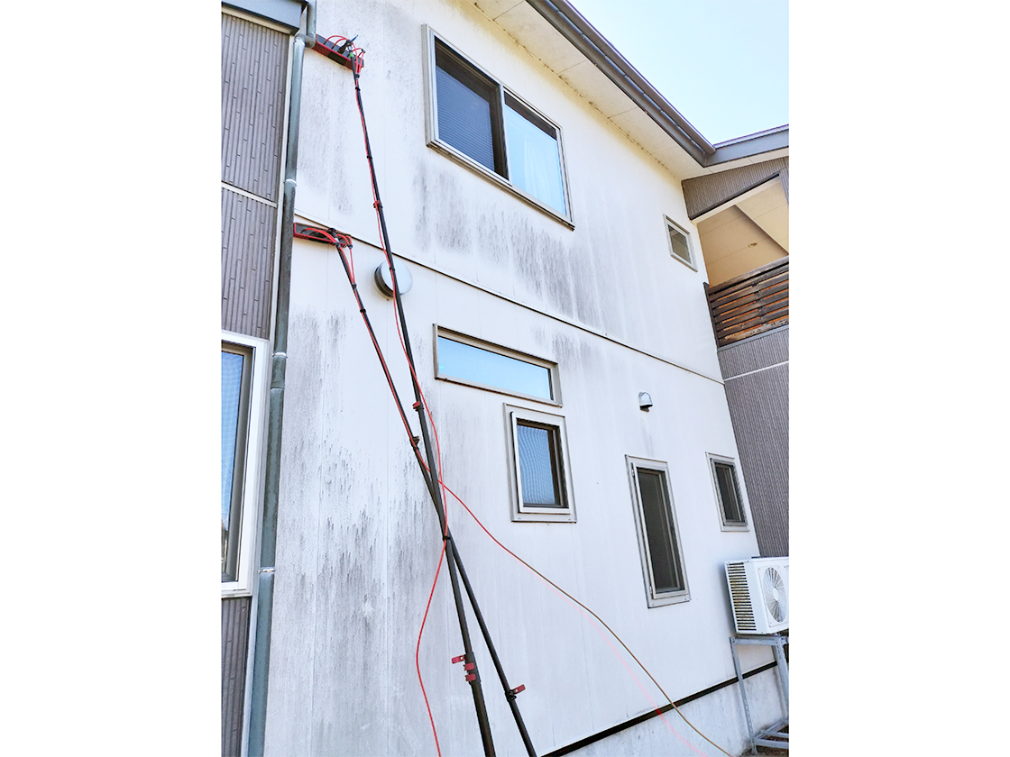 外壁洗浄バスターズ上越妙高店の施工作業中