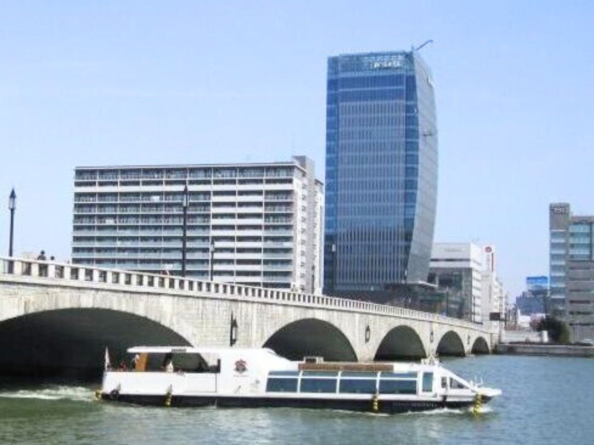 萬代橋の下をウォーターシャトルがくぐる様子