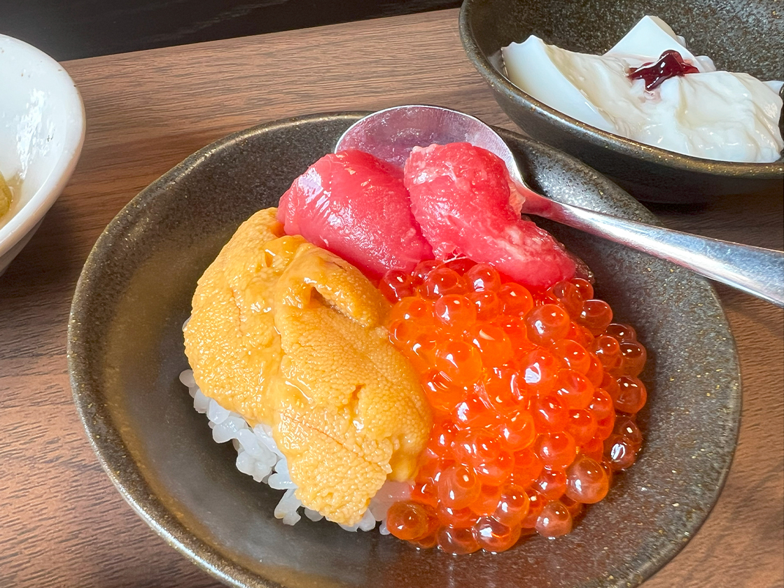 さちやダイニングさちや　おまかせ握り　ミニウニイクラ丼