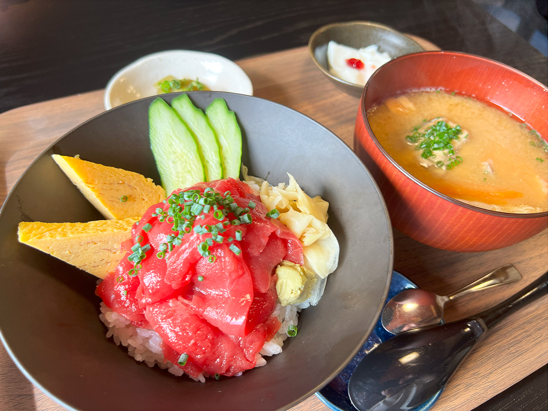ダイニングさちや　生本まぐろ中落ち丼