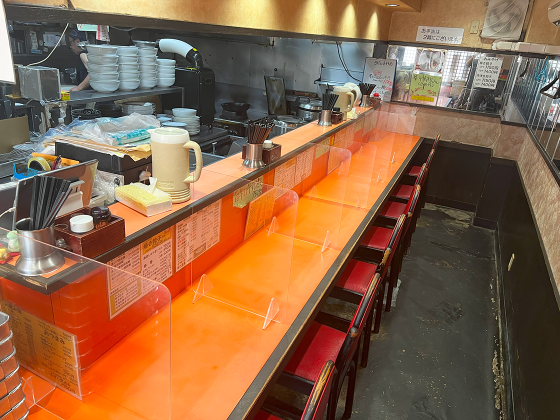 ことぶき屋の店内(カウンター席)