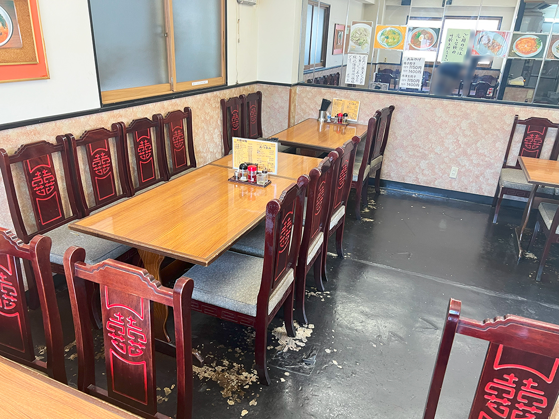 ことぶき屋の店内(テーブル席)
