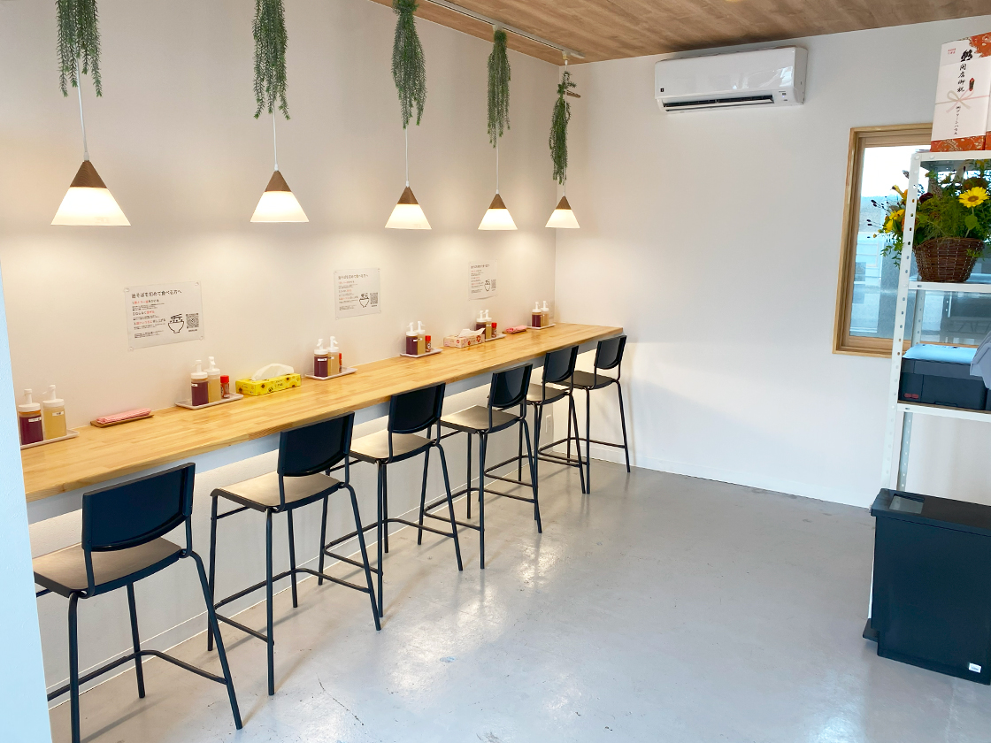 アブララボながおかの店内のカウンター席