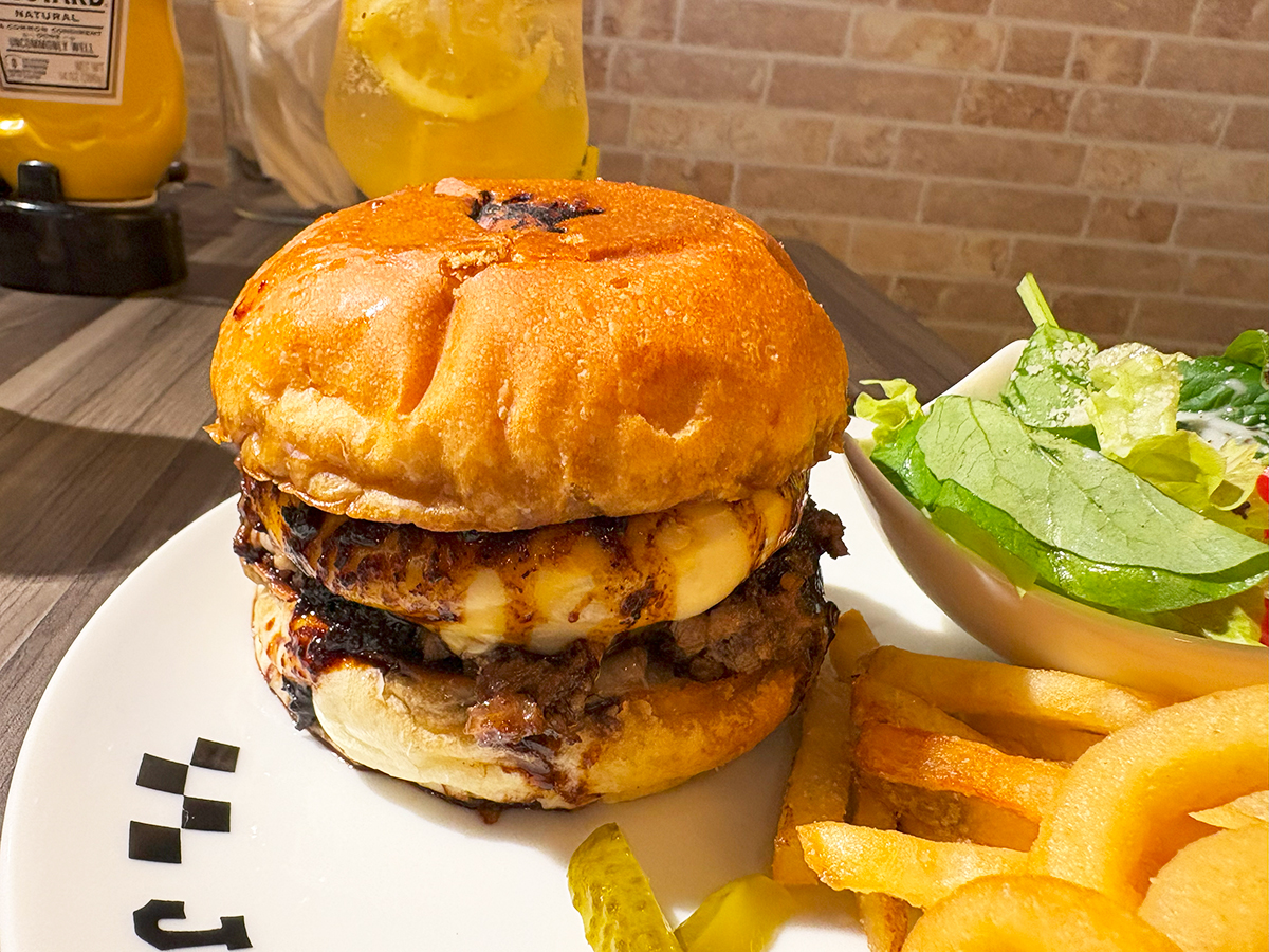 Cafe&Bar JIGing　スペシャルチーズバーガー