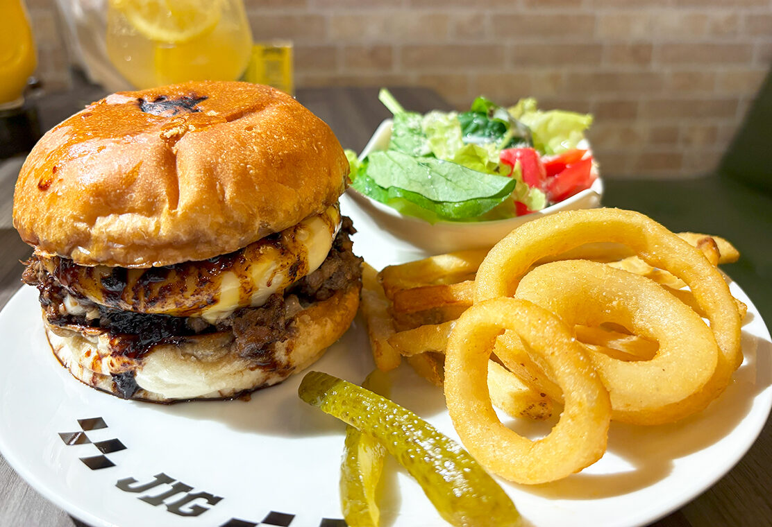 Cafe&Bar JIGing　スペシャルチーズバーガー