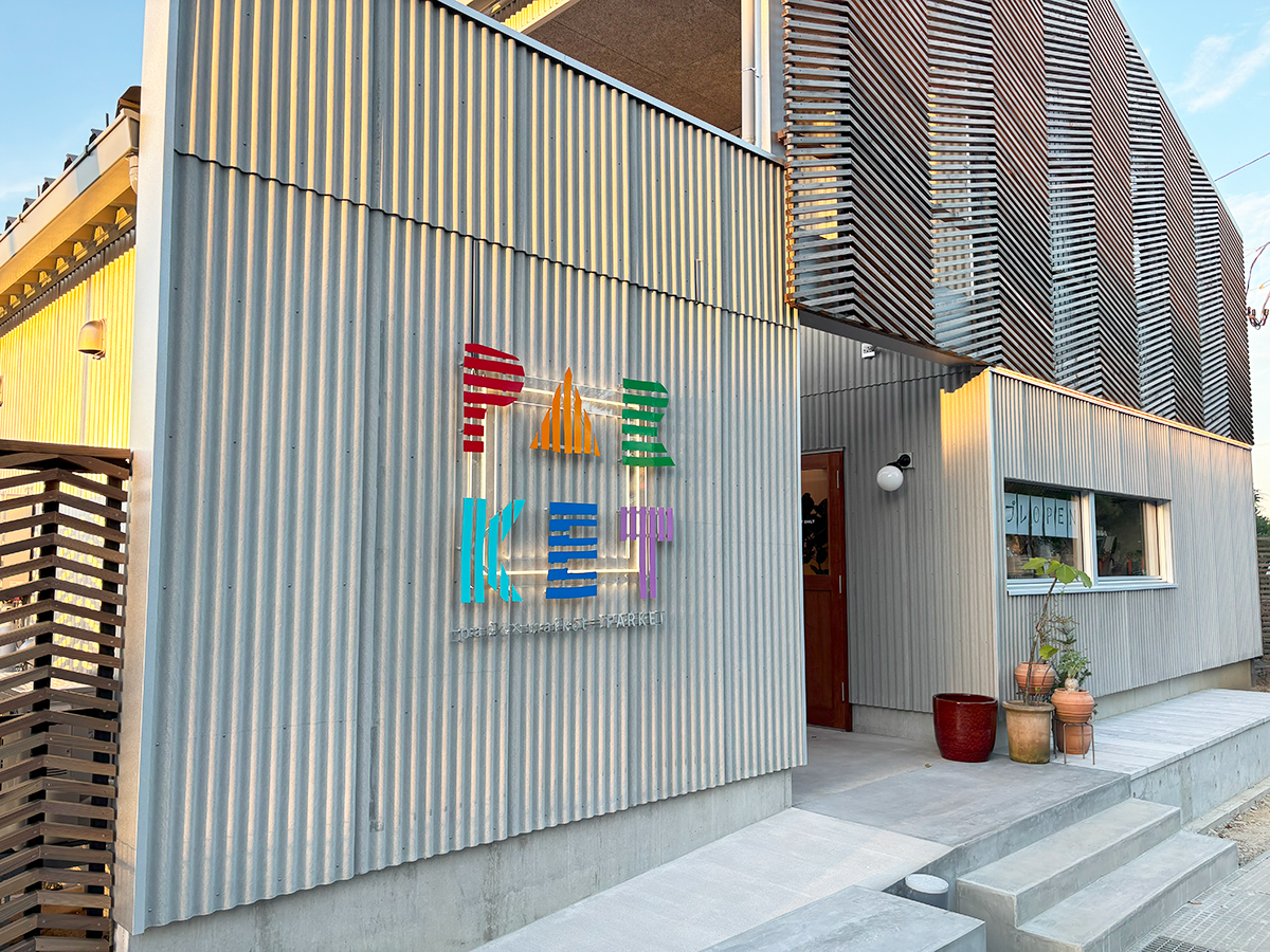 COFFEE&BAKE HEY!が入る複合施設 PARKET