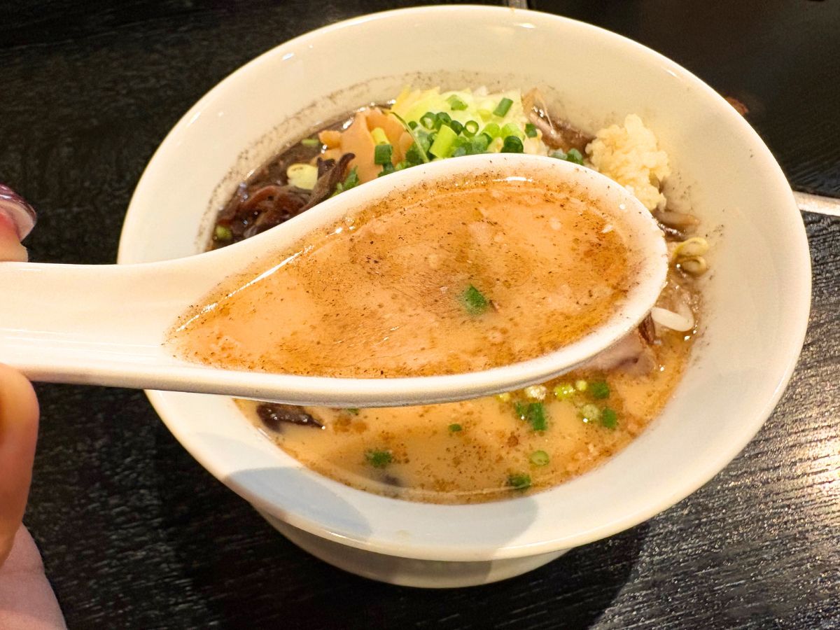 ら〜めん豚やろーの豚やろーらーめん 漆黒の豚のスープ