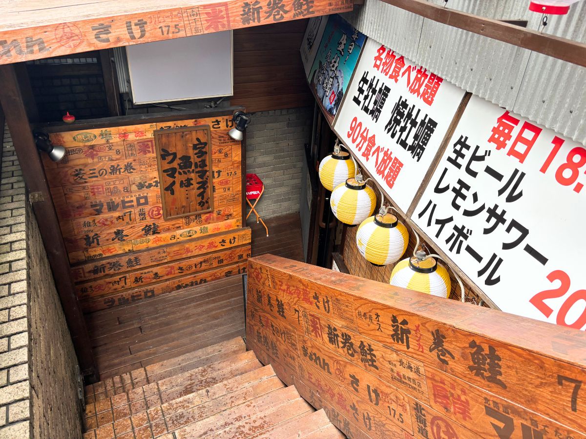 牡蠣ノ上にも三年。新潟駅前店の入り口