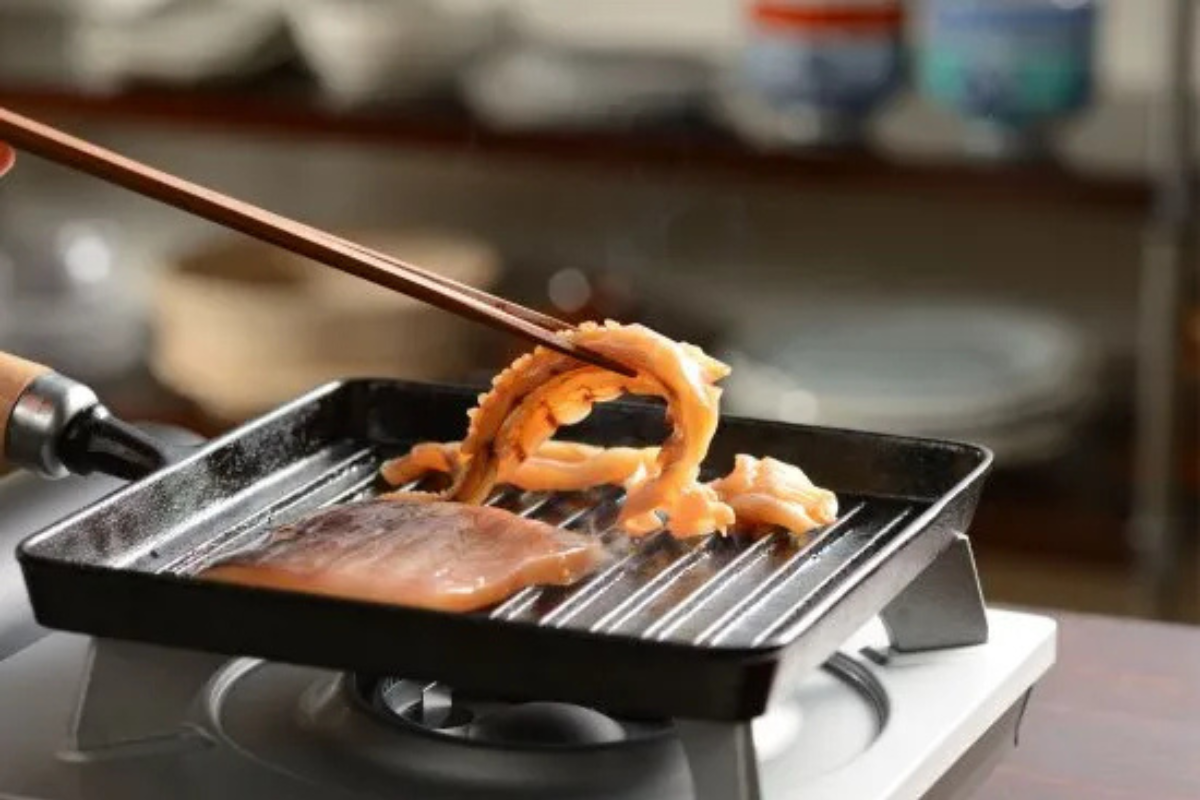 イカ屋荘三郎のイカのふっくら焼を焼いているシーン