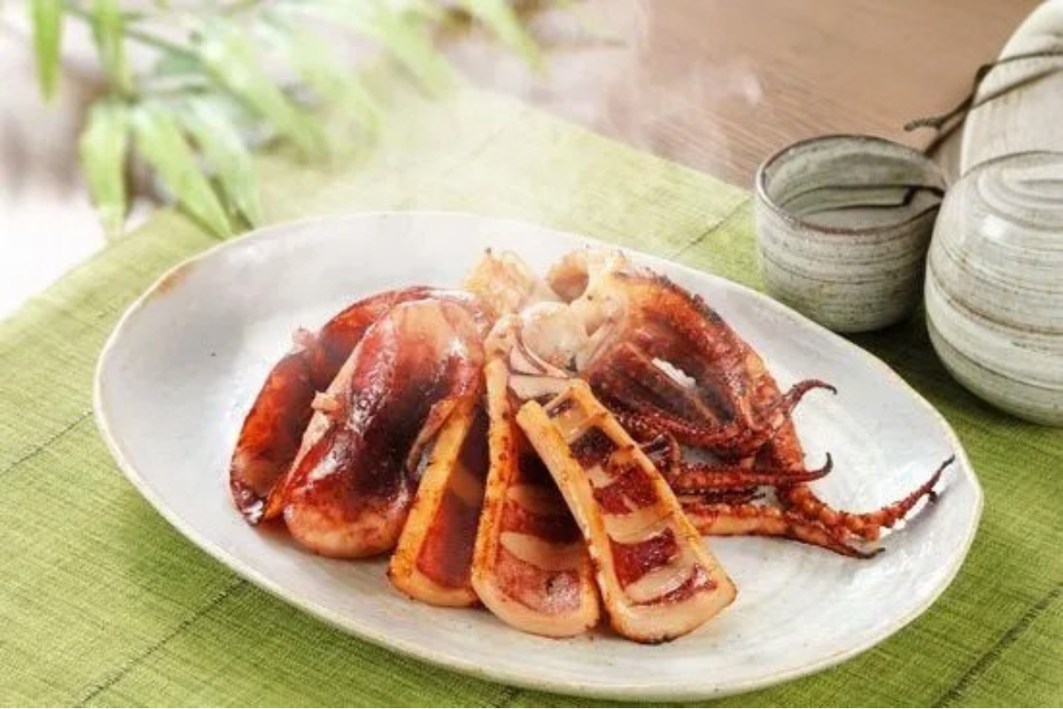 お皿に盛りつけられたイカ屋荘三郎のイカのふっくら焼