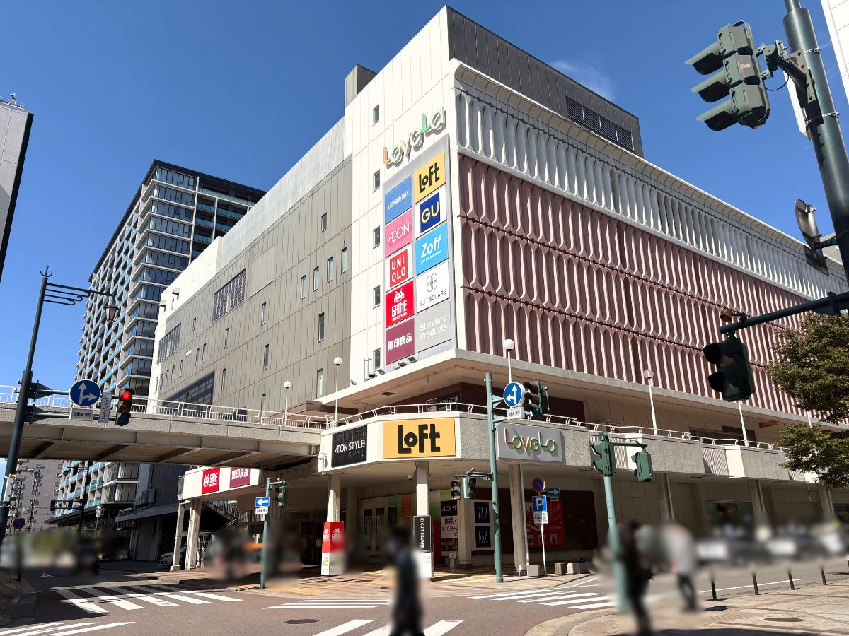 ラブラ万代の外観