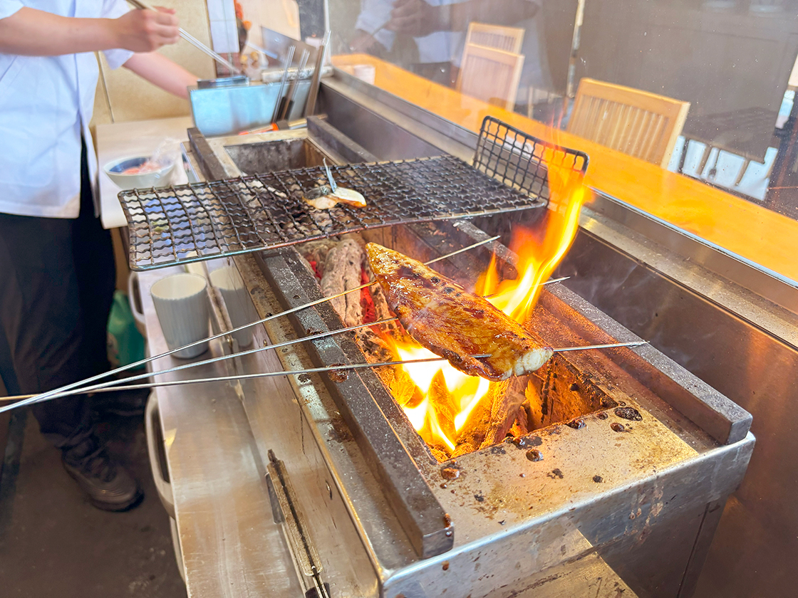 肴と米 うお福食堂の鯖めし 特製たれ焼きの調理風景