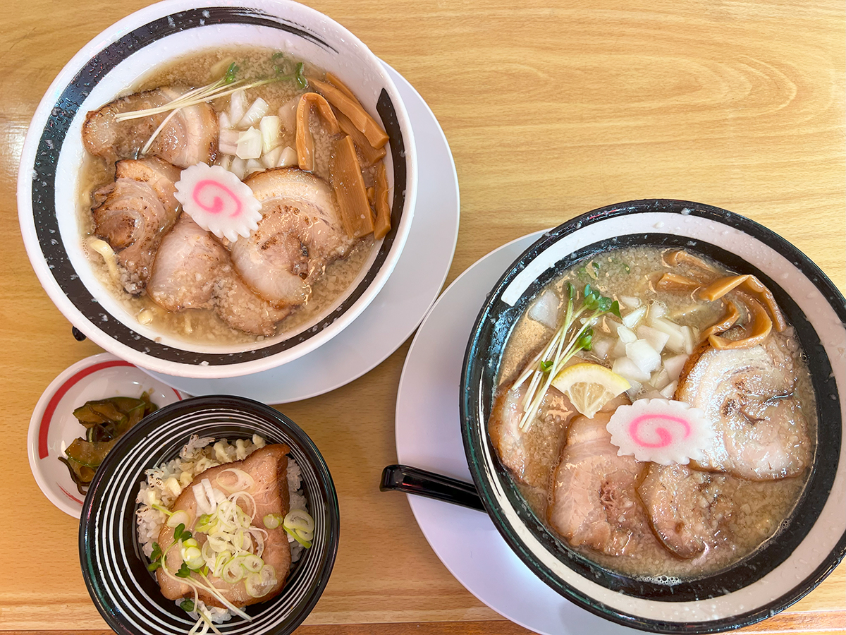 『麺屋 川の口』の「背脂らーめん(醤油)」と「背脂塩ラーメン」