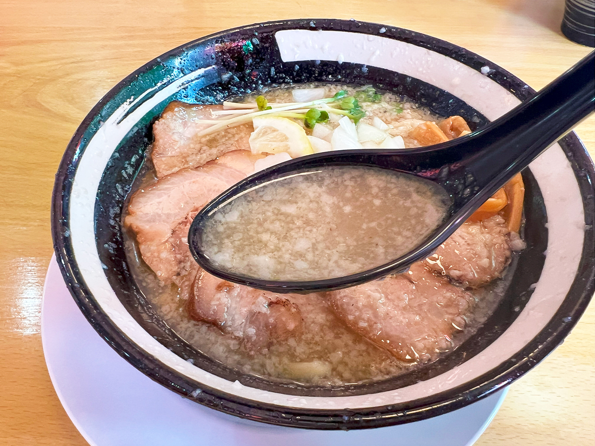 麺屋 川の口の背脂塩ちゃーしゅうめんのスープ