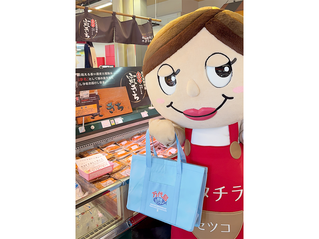 万代島鮮魚センターでお買い物をするセツコママ