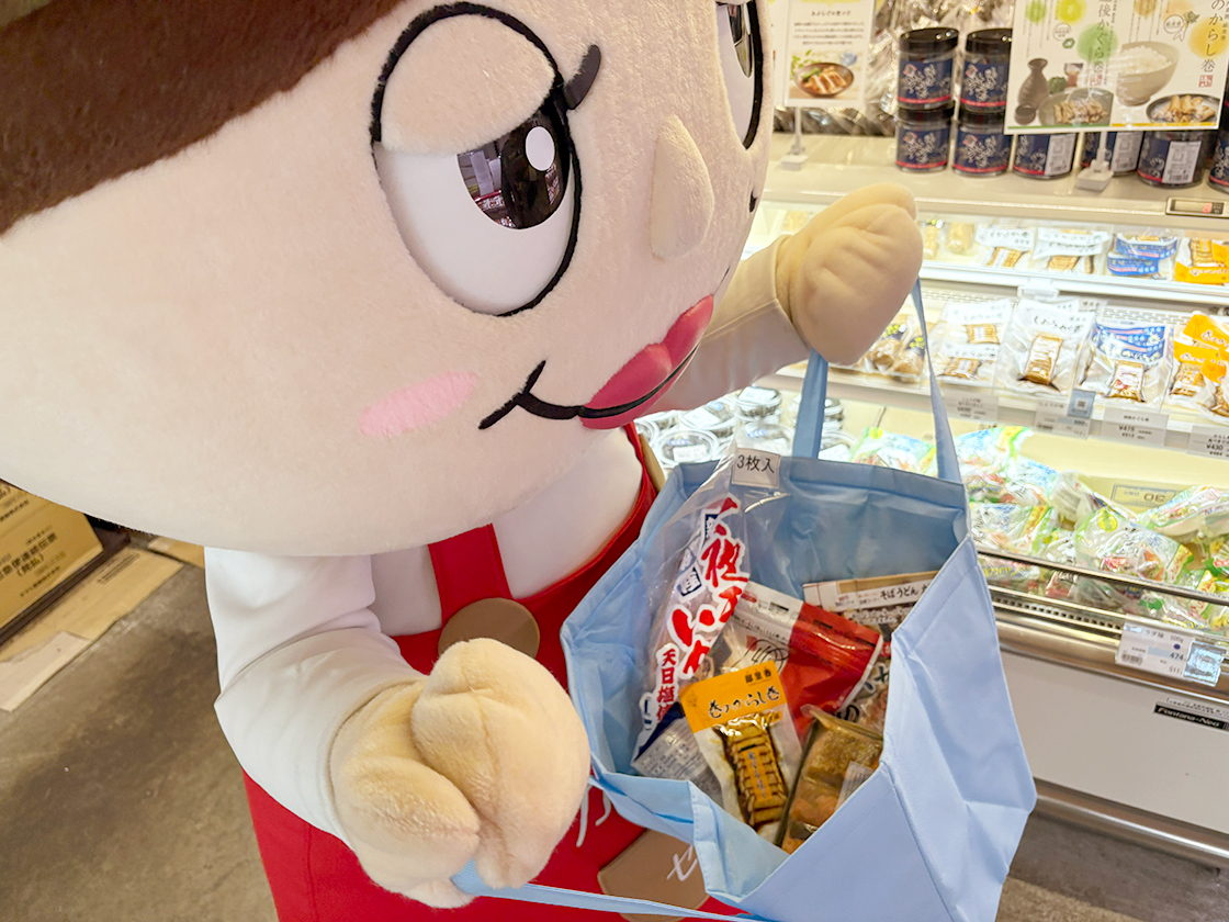 万代島鮮魚センターでお買い物をするセツコママ