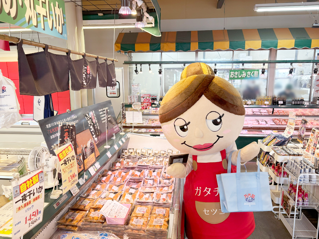 万代島鮮魚センターでお買い物をするセツコママ