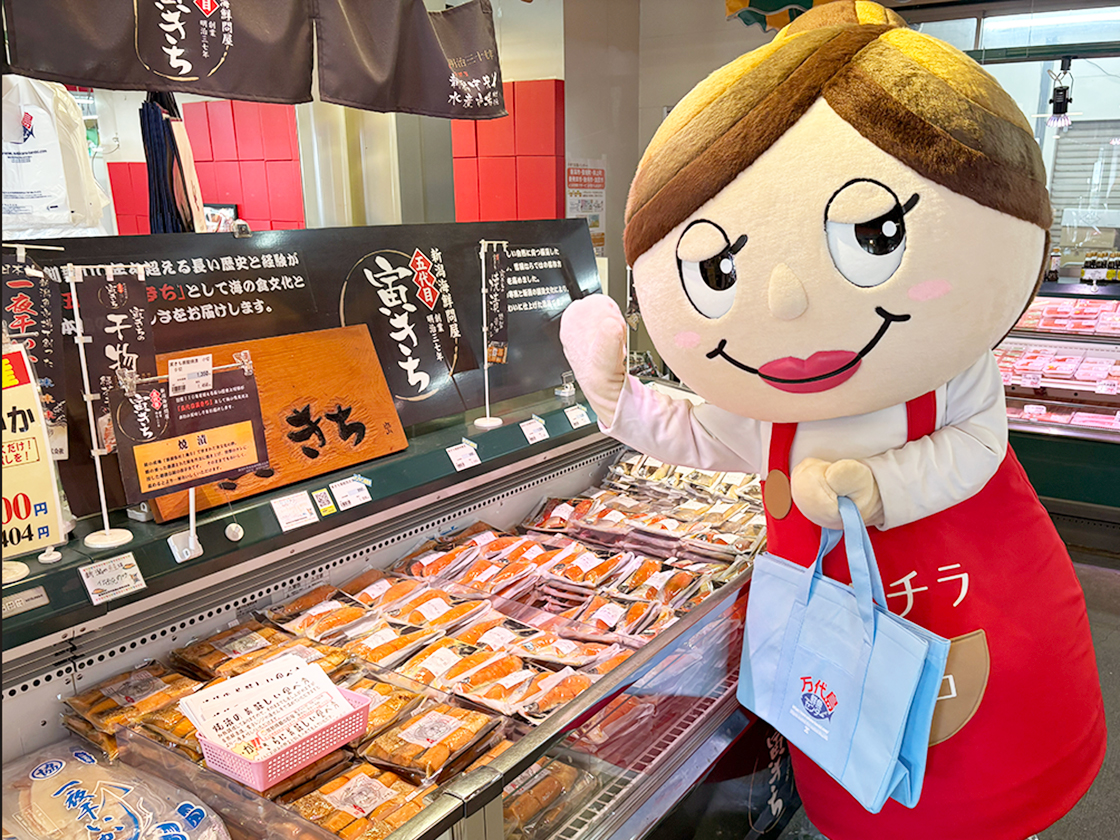 万代島鮮魚センターでお買い物をするセツコママ