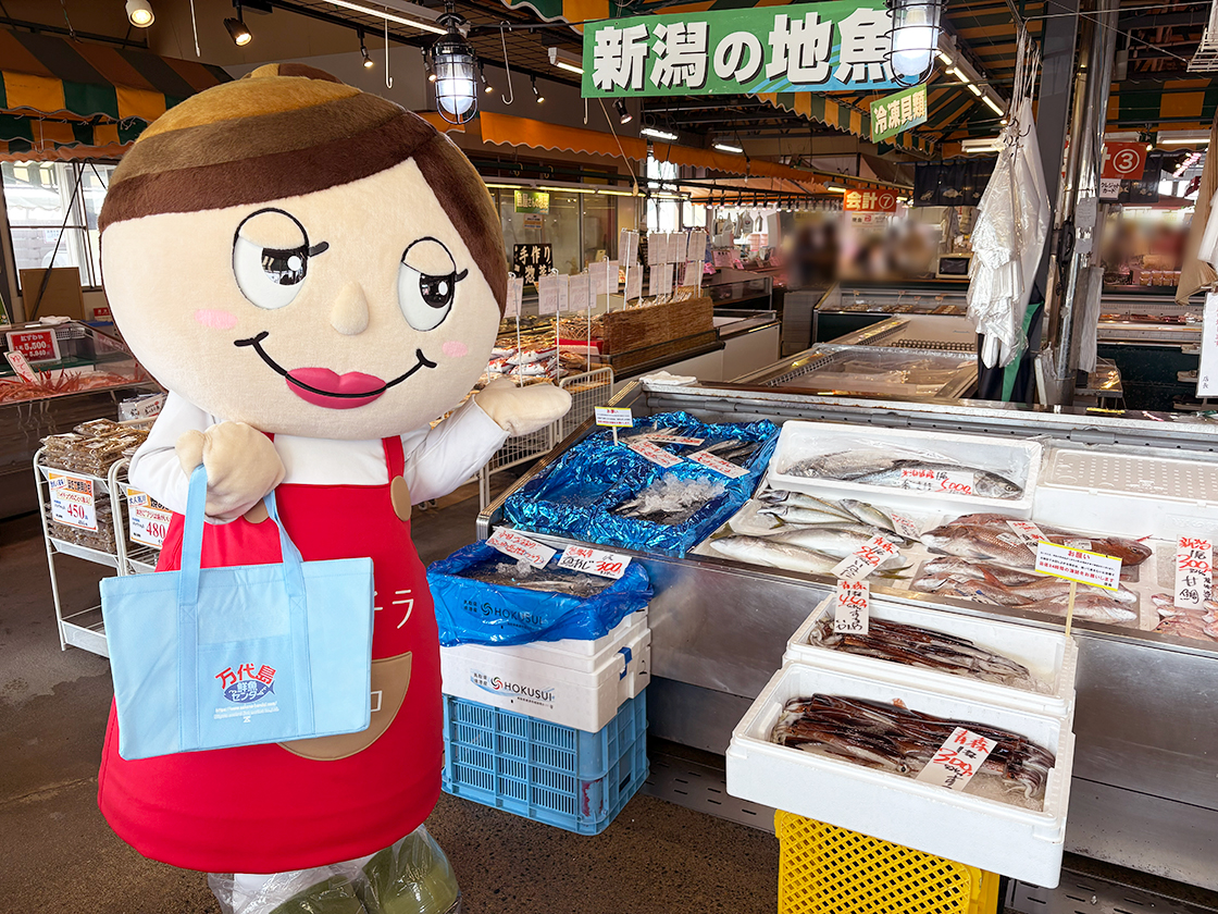 万代島鮮魚センターでお買い物をするセツコママ